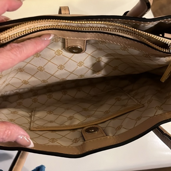 Cream Leather Satchel with Gold Clasp - Picture 5 of 16